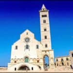 Tour a piedi per la città di Trani. Immagine di Trani e della Cattedrale affacciata sul mare