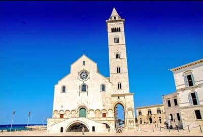 Tour a piedi per la città di Trani. Immagine di Trani e della Cattedrale affacciata sul mare
