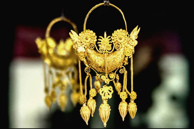 Gioiello in oro esposto nella sala degli ori nel Museo Archeologico di Taranto